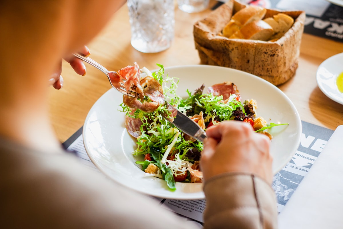 Certified nutrition expert with fresh healthy ingredients